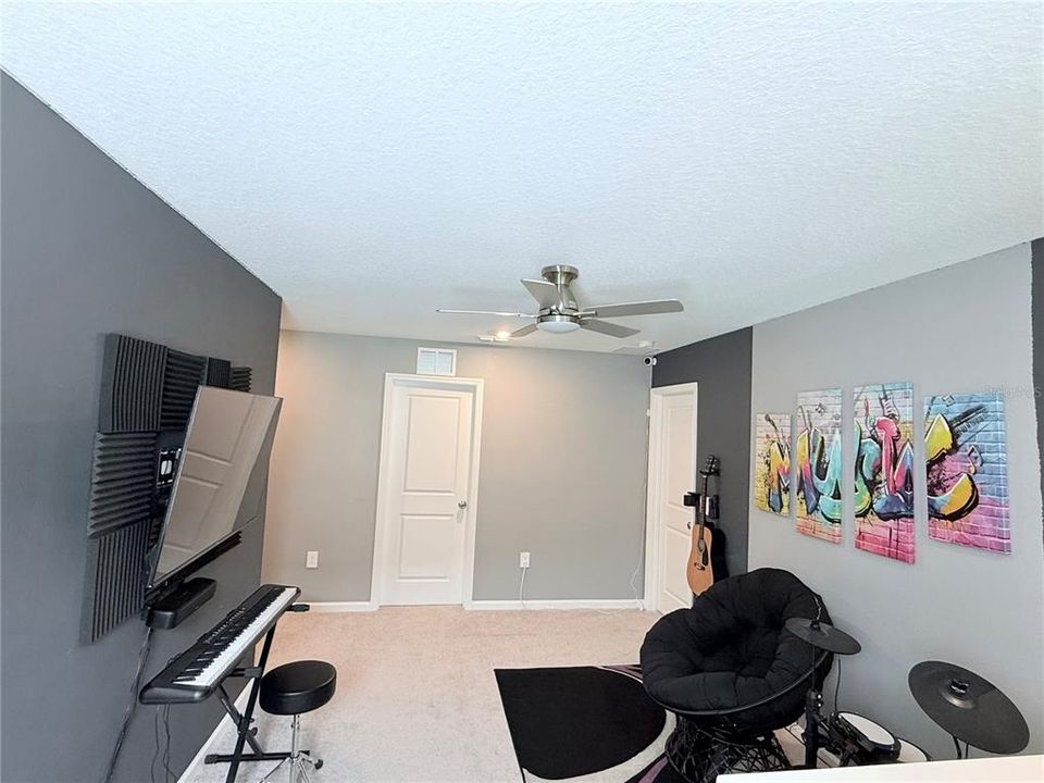 For Sale: $385,000 (6 beds, 3 baths, 2463 Square Feet)