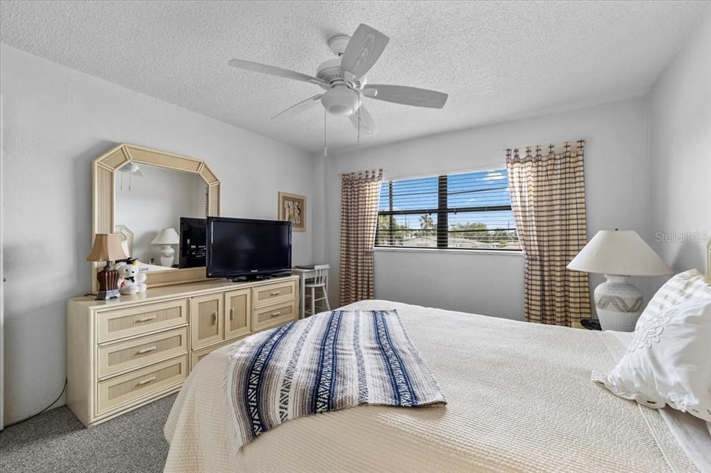 For Sale: $109,000 (1 beds, 1 baths, 590 Square Feet)