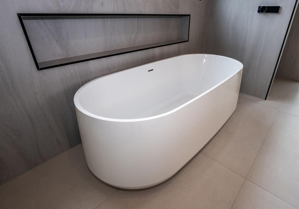 For Rent: $11,500 (4 beds, 4 baths, 3652 Square Feet)