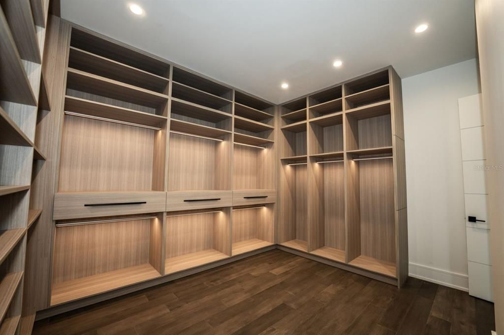 For Rent: $11,500 (4 beds, 4 baths, 3652 Square Feet)