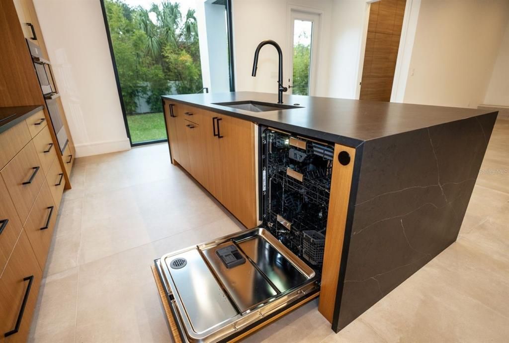 For Rent: $11,500 (4 beds, 4 baths, 3652 Square Feet)