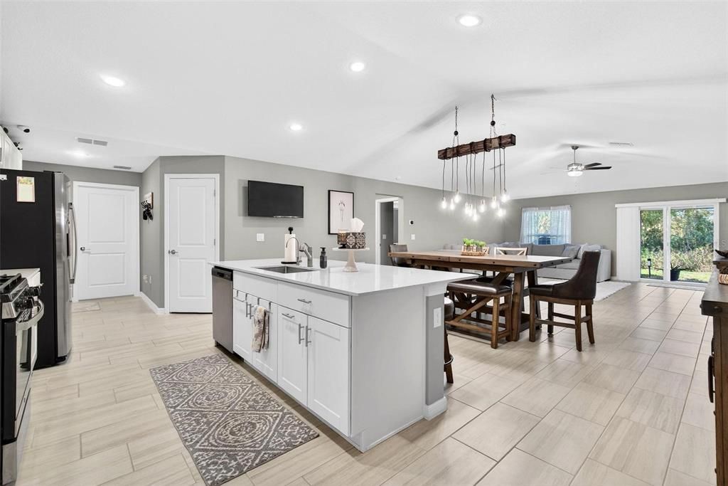 На продажу: $379,000 (4 спален, 2 ванн, 2270 Квадратных фут)