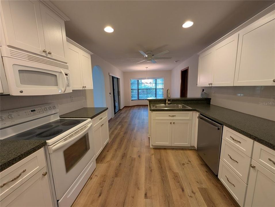 В аренду: $2,300 (3 спален, 2 ванн, 1643 Квадратных фут)