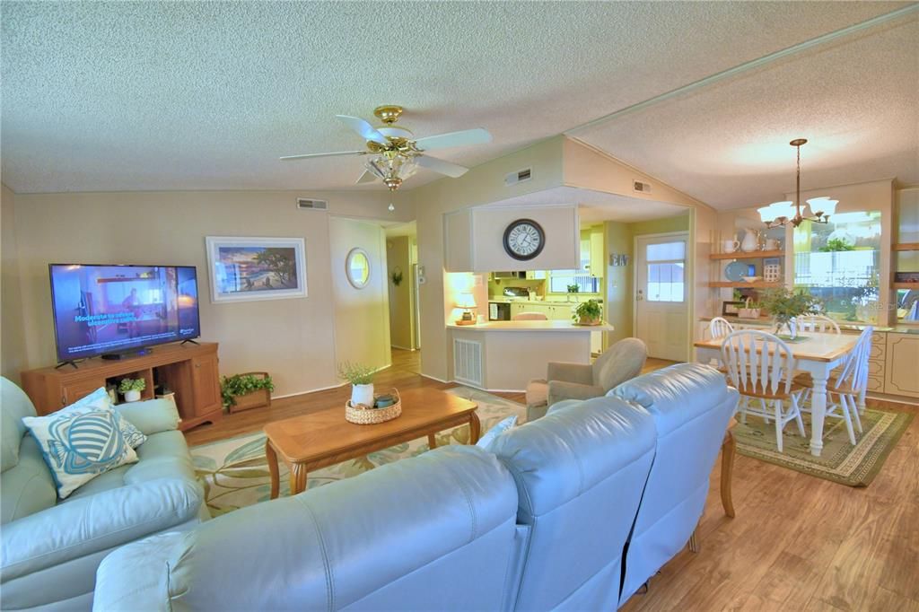 For Sale: $189,000 (2 beds, 2 baths, 1514 Square Feet)