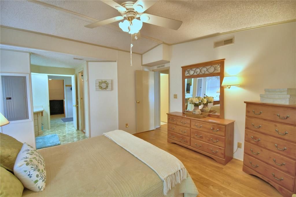 For Sale: $189,000 (2 beds, 2 baths, 1514 Square Feet)