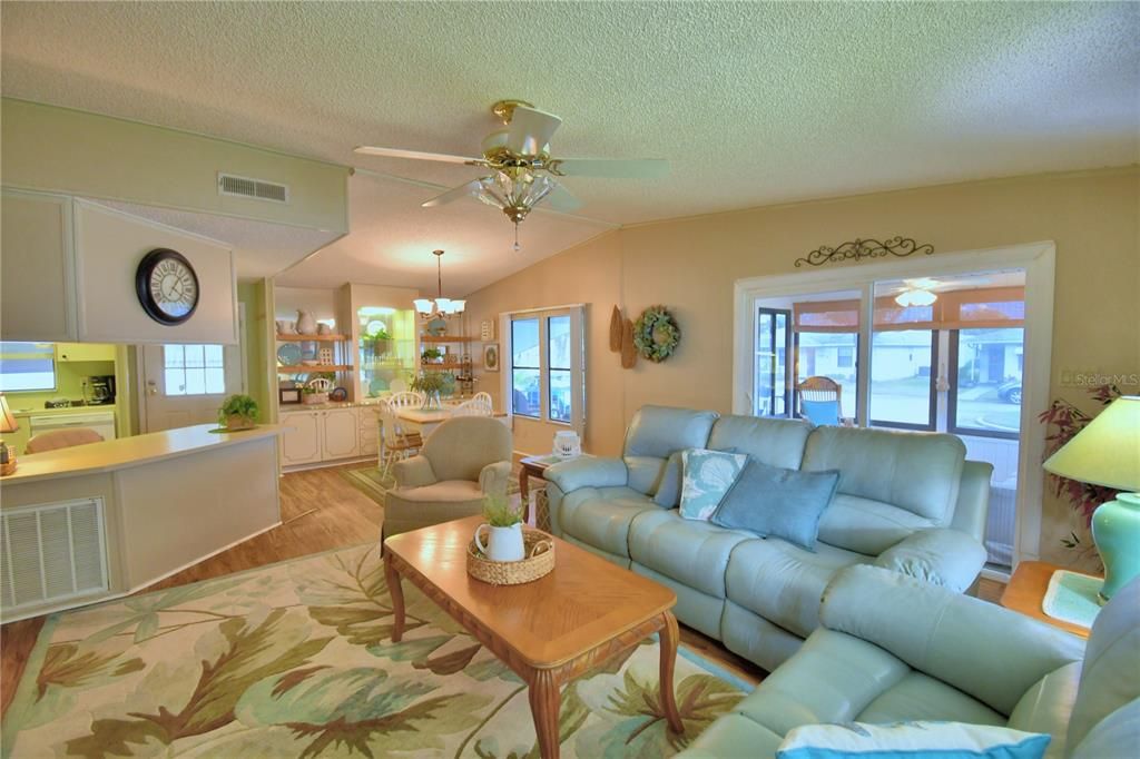 For Sale: $189,000 (2 beds, 2 baths, 1514 Square Feet)