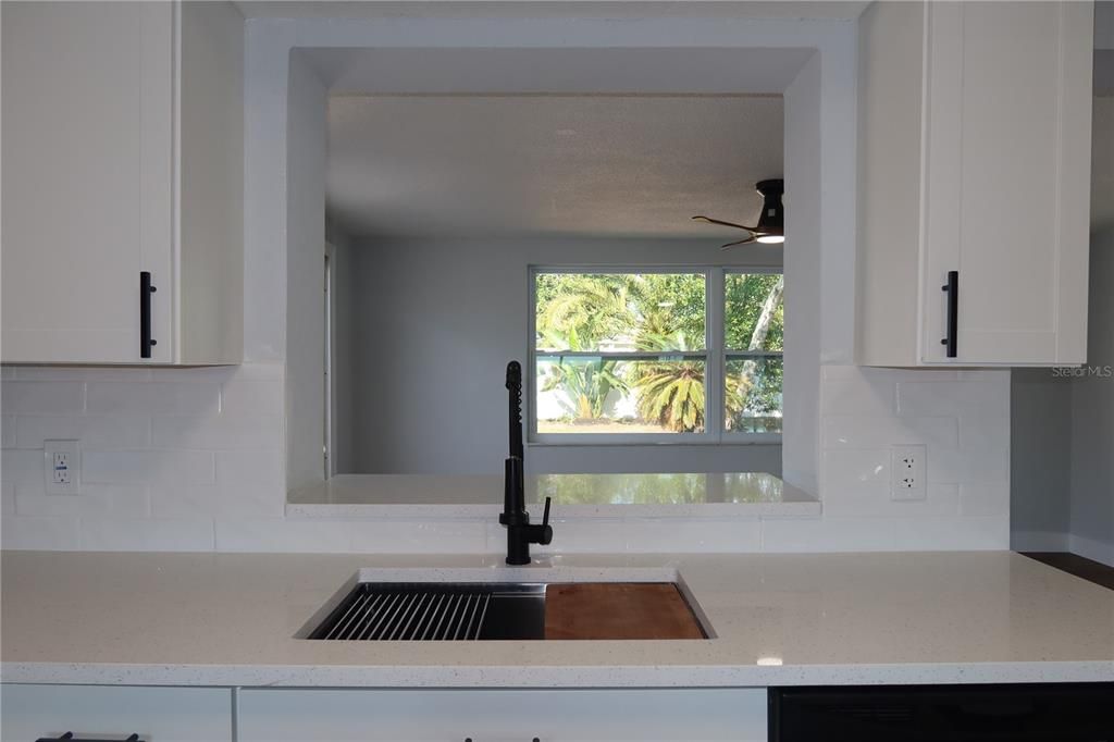 На продажу: $230,000 (2 спален, 1 ванн, 1032 Квадратных фут)