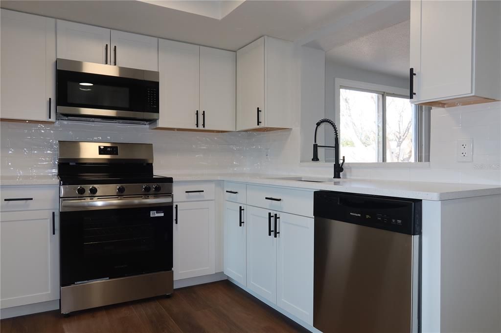 На продажу: $230,000 (2 спален, 1 ванн, 1032 Квадратных фут)