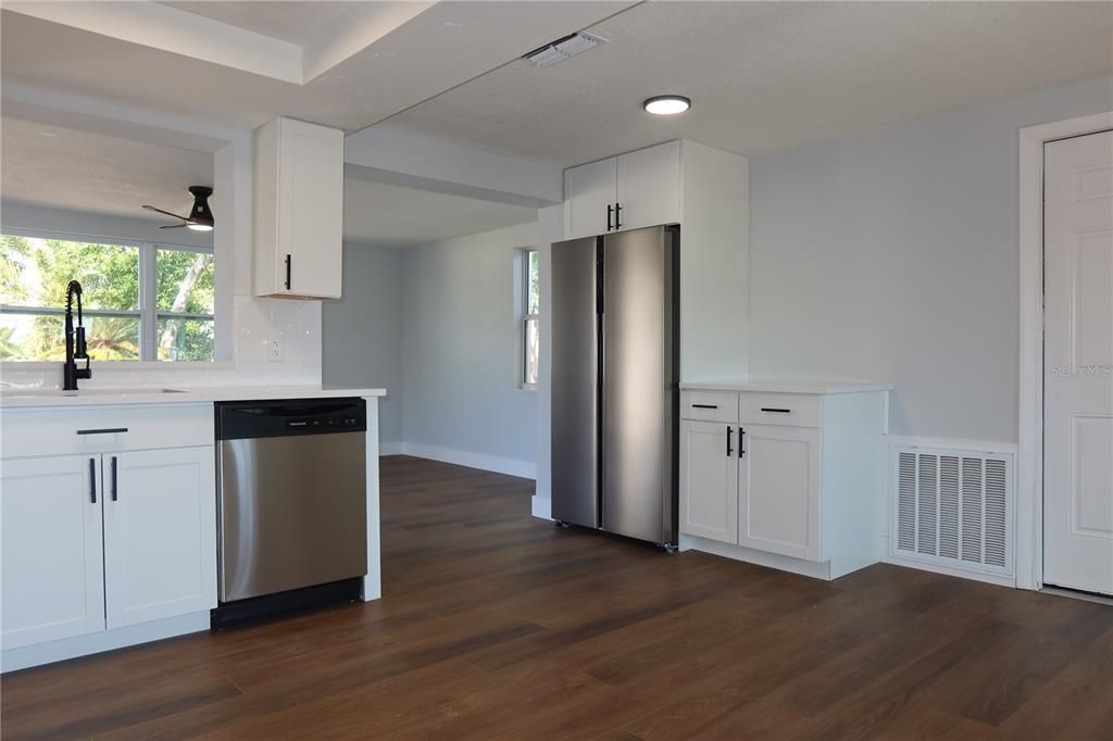 На продажу: $230,000 (2 спален, 1 ванн, 1032 Квадратных фут)