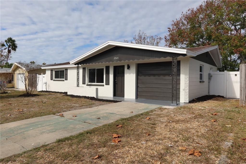 На продажу: $230,000 (2 спален, 1 ванн, 1032 Квадратных фут)