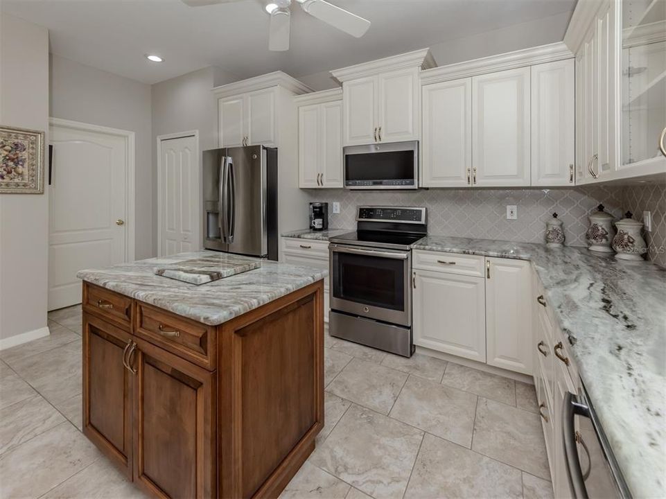 For Sale: $385,900 (2 beds, 2 baths, 1463 Square Feet)