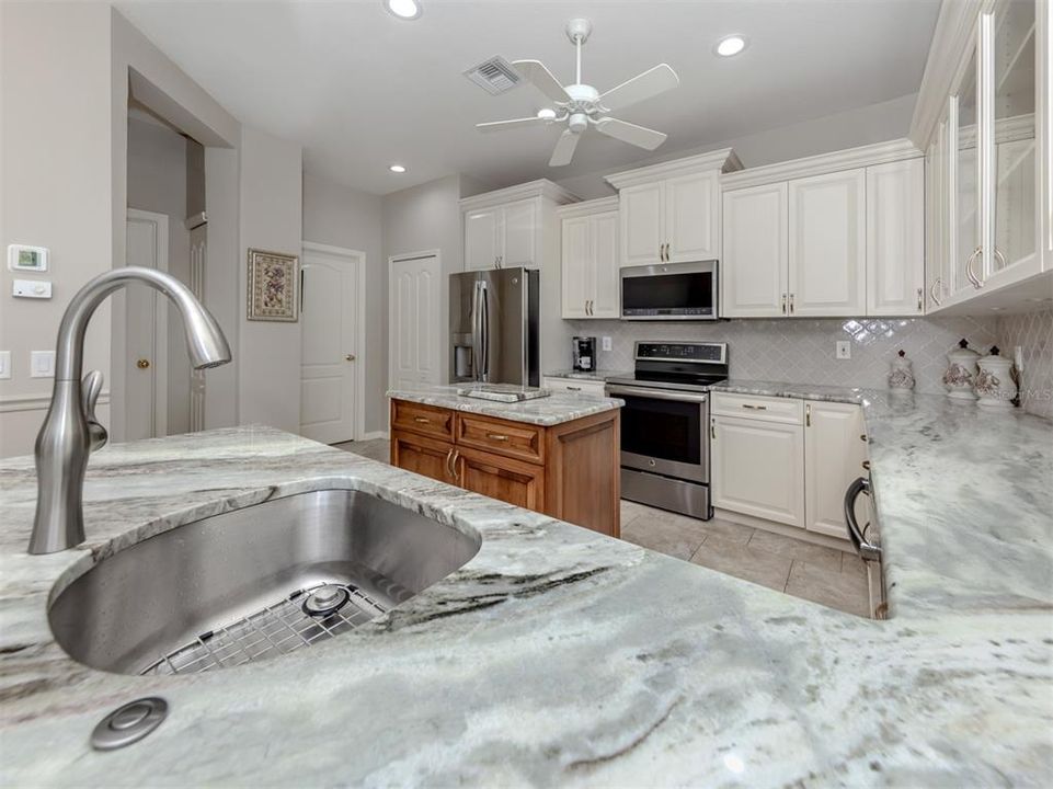 For Sale: $385,900 (2 beds, 2 baths, 1463 Square Feet)