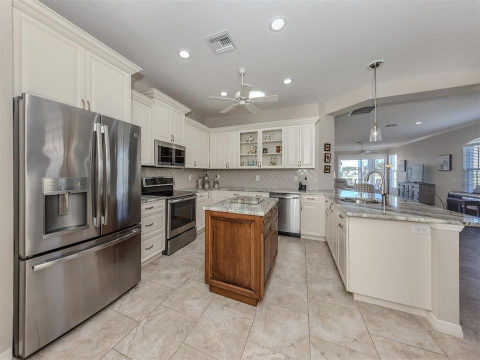 For Sale: $385,900 (2 beds, 2 baths, 1463 Square Feet)