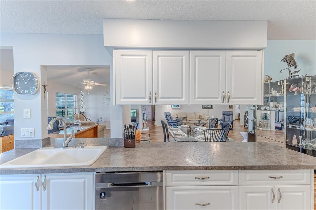 For Sale: $299,000 (2 beds, 2 baths, 1826 Square Feet)