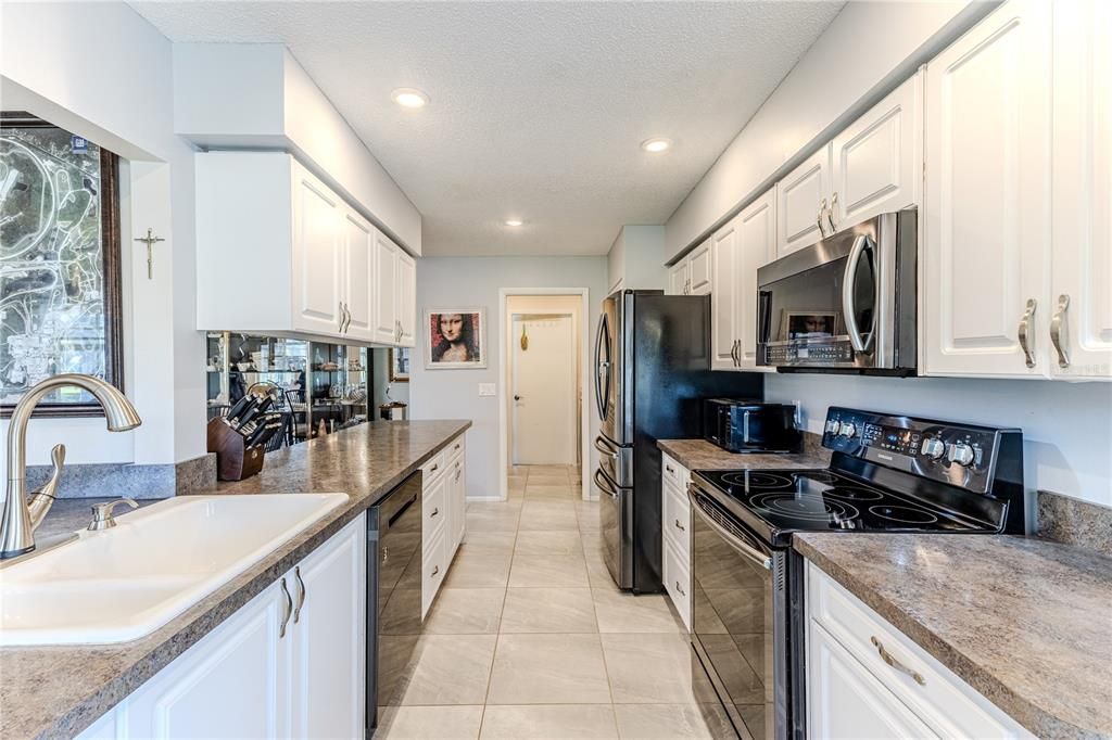 For Sale: $299,000 (2 beds, 2 baths, 1826 Square Feet)