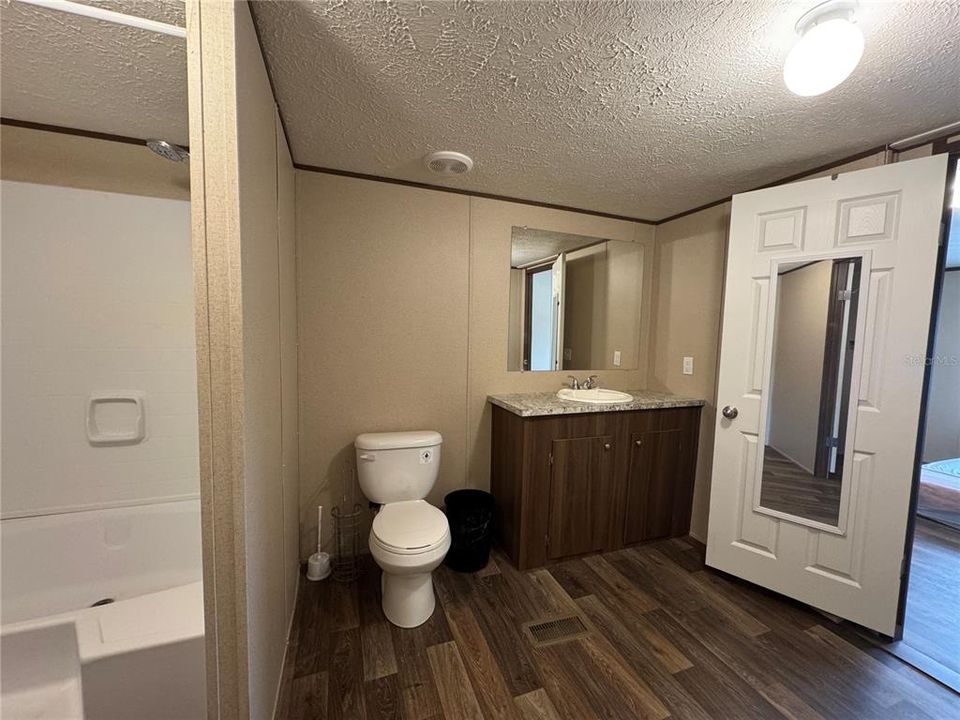 На продажу: $199,990 (4 спален, 2 ванн, 1475 Квадратных фут)