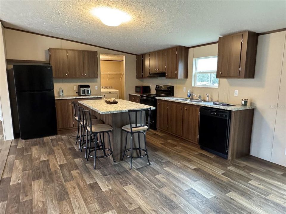 На продажу: $199,990 (4 спален, 2 ванн, 1475 Квадратных фут)