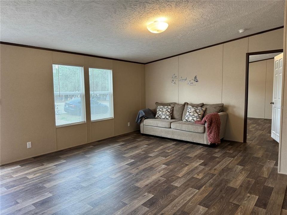 На продажу: $199,990 (4 спален, 2 ванн, 1475 Квадратных фут)