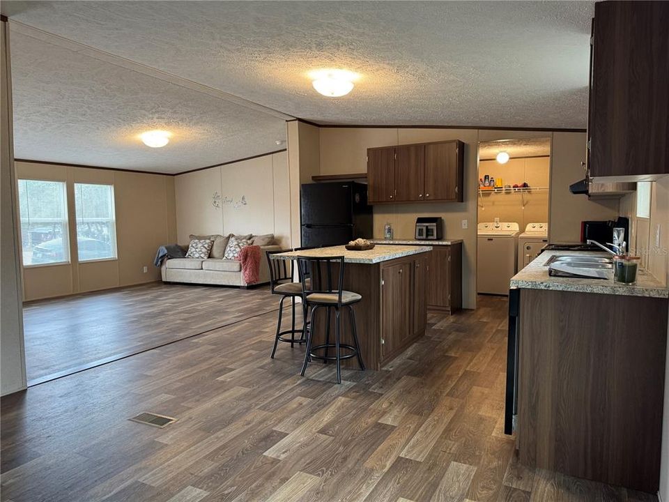 На продажу: $199,990 (4 спален, 2 ванн, 1475 Квадратных фут)