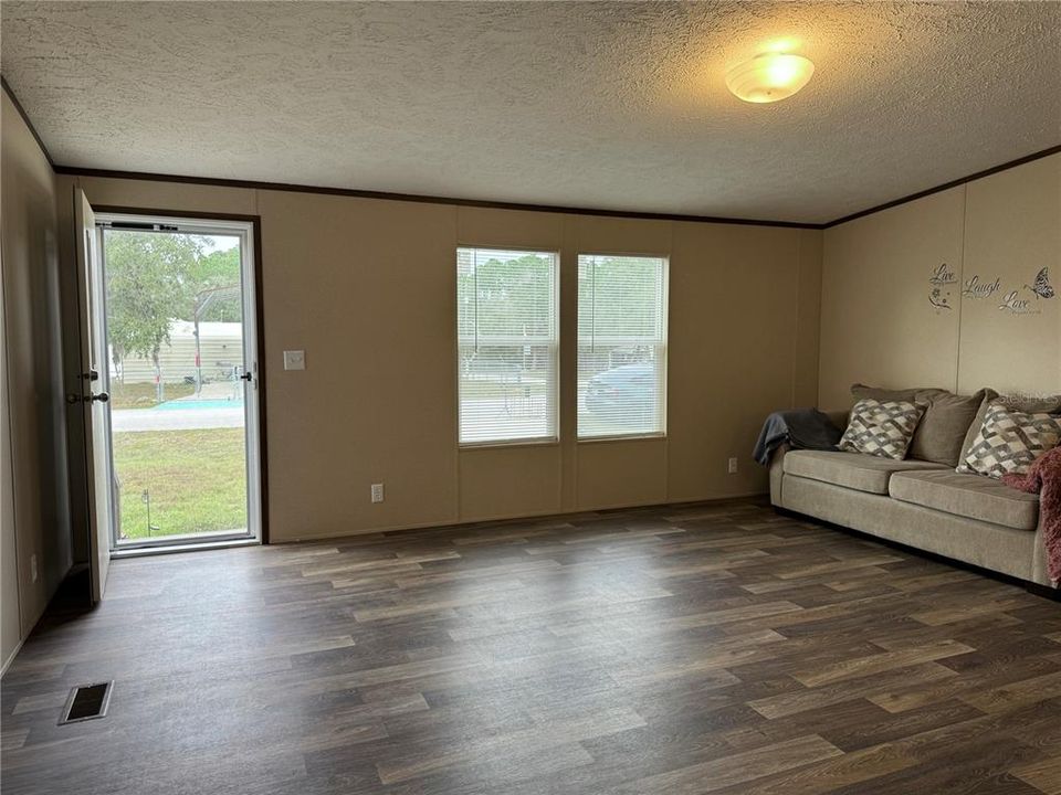 На продажу: $199,990 (4 спален, 2 ванн, 1475 Квадратных фут)