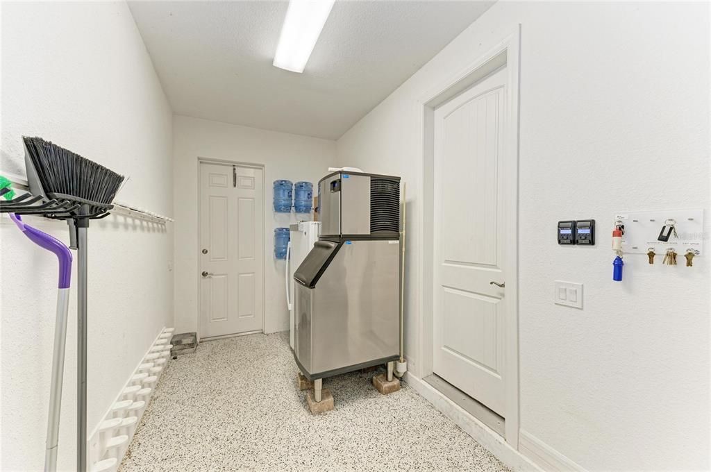 For Sale: $975,000 (4 beds, 2 baths, 2343 Square Feet)