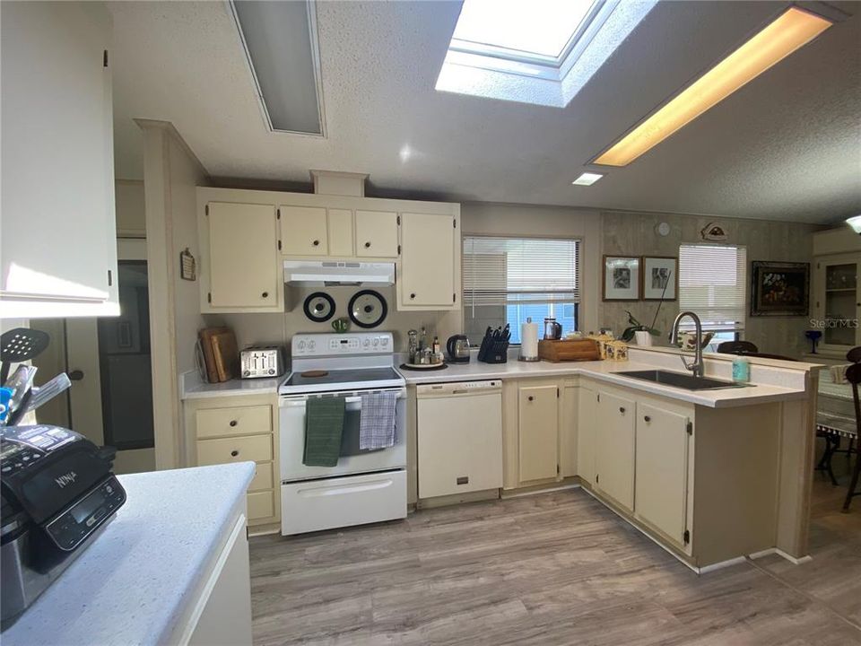 На продажу: $167,500 (2 спален, 2 ванн, 1601 Квадратных фут)