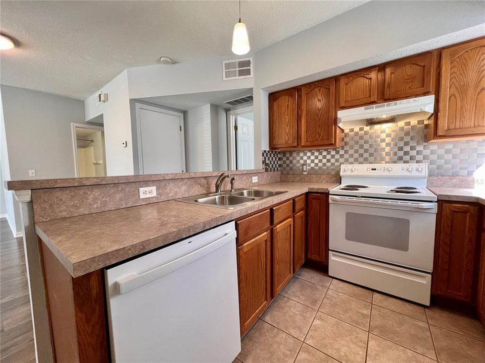 For Rent: $1,975 (2 beds, 2 baths, 1140 Square Feet)