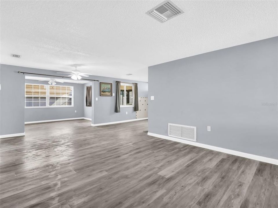 For Sale: $250,000 (2 beds, 2 baths, 1136 Square Feet)