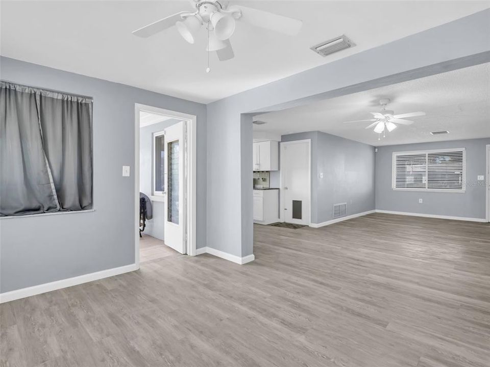 For Sale: $250,000 (2 beds, 2 baths, 1136 Square Feet)