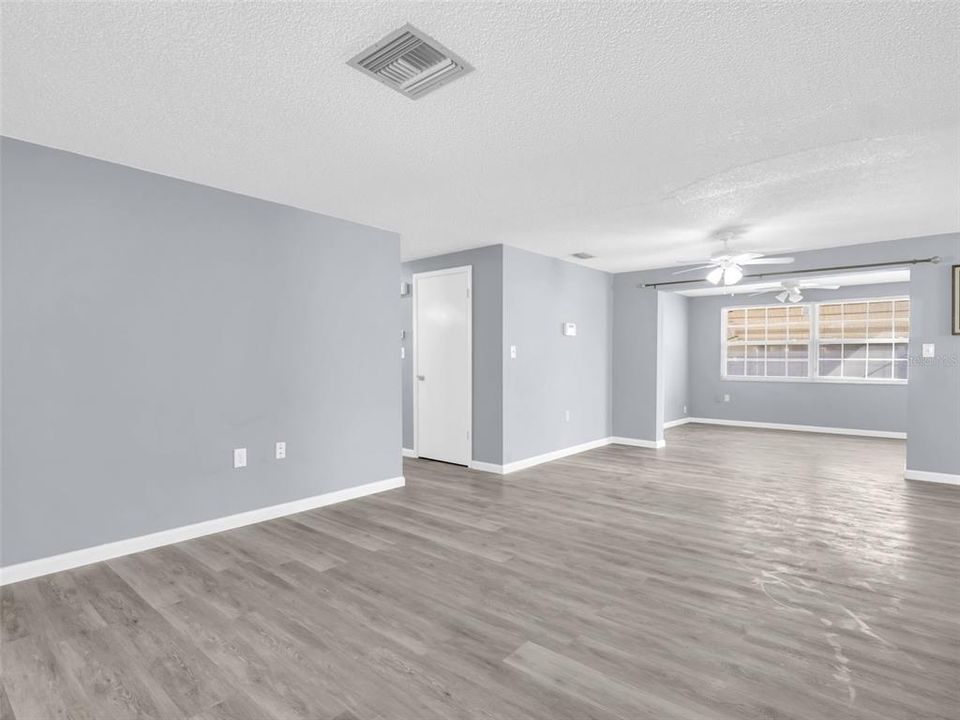 For Sale: $250,000 (2 beds, 2 baths, 1136 Square Feet)