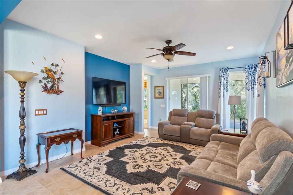 待售: $335,000 (2 贝兹, 2 浴室, 1719 平方英尺)