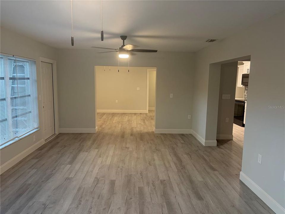 На продажу: $317,999 (3 спален, 2 ванн, 1944 Квадратных фут)