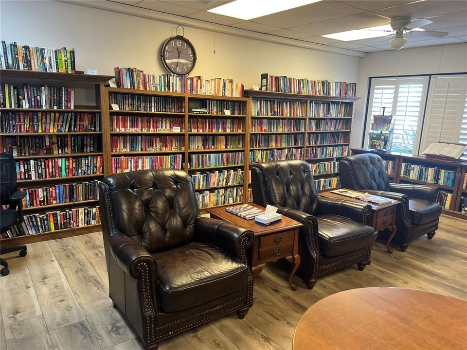 На продажу: $317,999 (3 спален, 2 ванн, 1944 Квадратных фут)