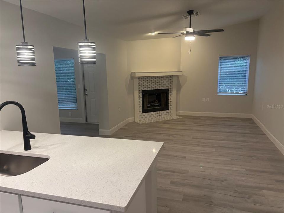 На продажу: $317,999 (3 спален, 2 ванн, 1944 Квадратных фут)