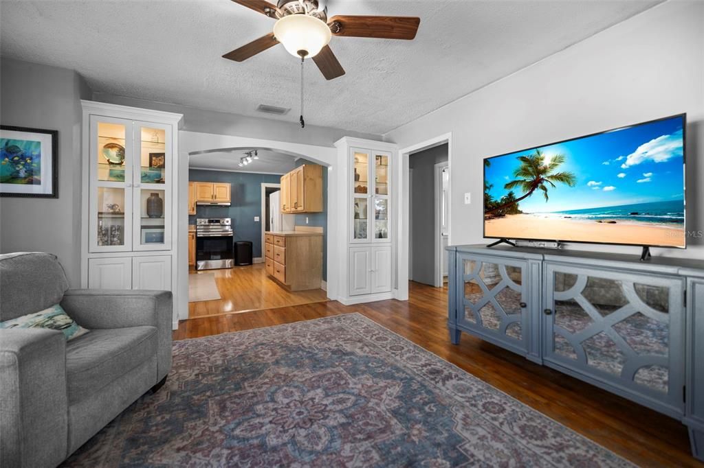 For Sale: $399,000 (2 beds, 1 baths, 1032 Square Feet)