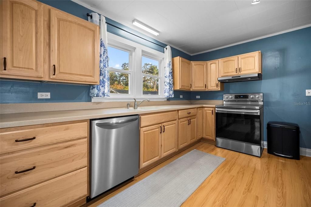 For Sale: $399,000 (2 beds, 1 baths, 1032 Square Feet)