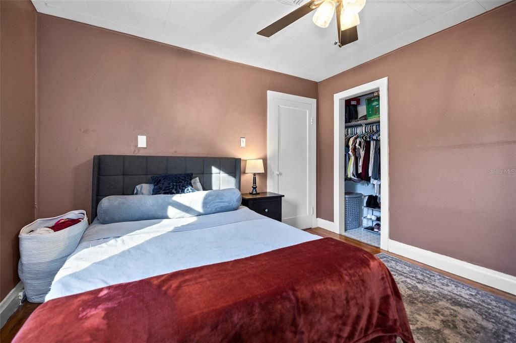 For Sale: $399,000 (2 beds, 1 baths, 1032 Square Feet)