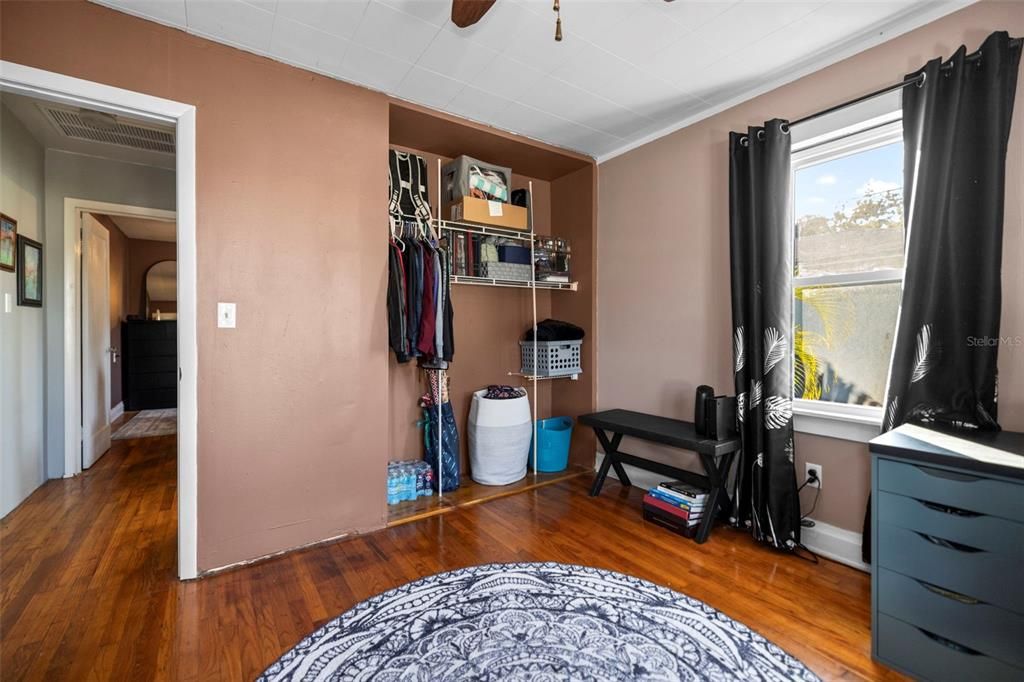 For Sale: $399,000 (2 beds, 1 baths, 1032 Square Feet)