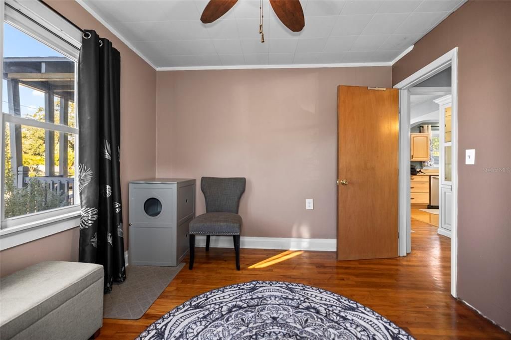 For Sale: $399,000 (2 beds, 1 baths, 1032 Square Feet)