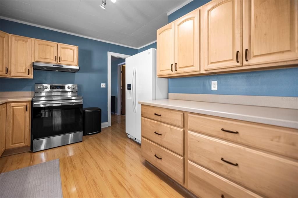 For Sale: $399,000 (2 beds, 1 baths, 1032 Square Feet)