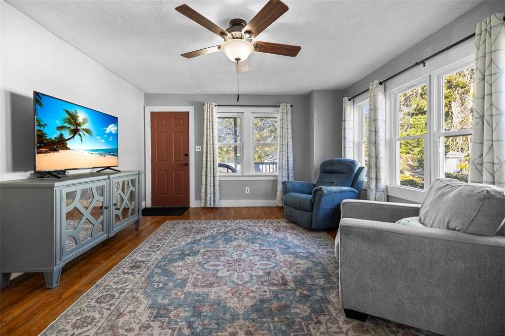 For Sale: $399,000 (2 beds, 1 baths, 1032 Square Feet)