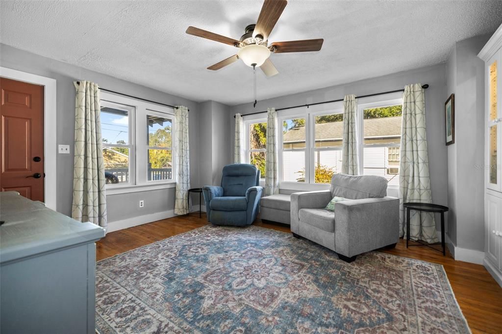 For Sale: $399,000 (2 beds, 1 baths, 1032 Square Feet)