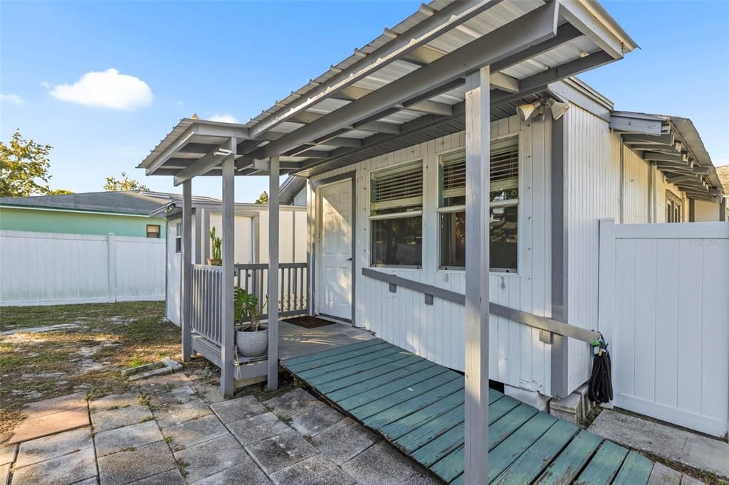 For Sale: $399,000 (2 beds, 1 baths, 1032 Square Feet)