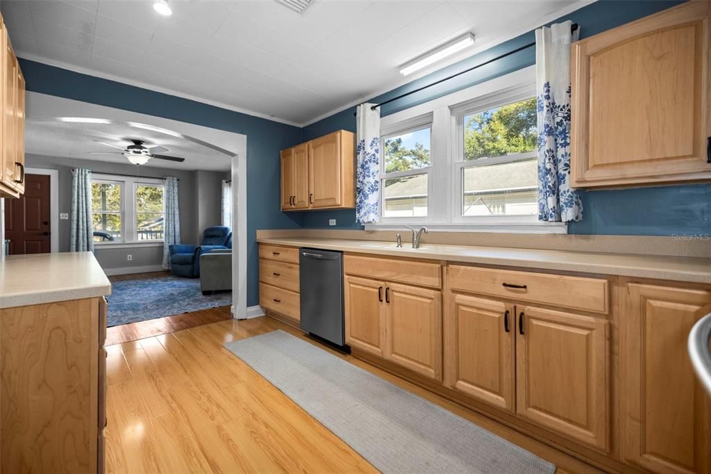 For Sale: $399,000 (2 beds, 1 baths, 1032 Square Feet)