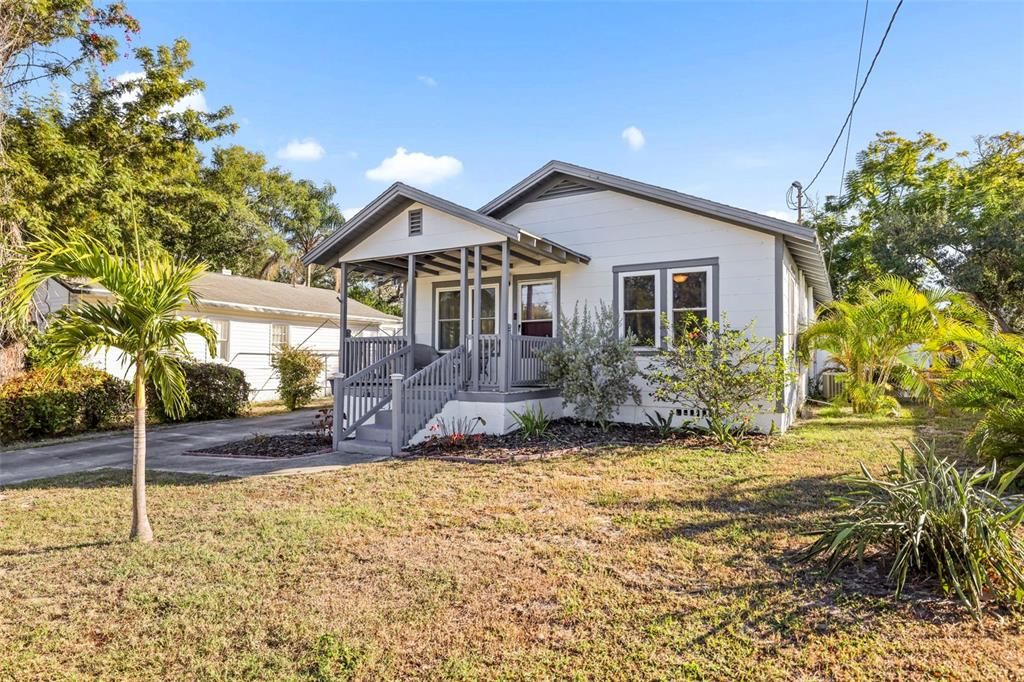 For Sale: $399,000 (2 beds, 1 baths, 1032 Square Feet)