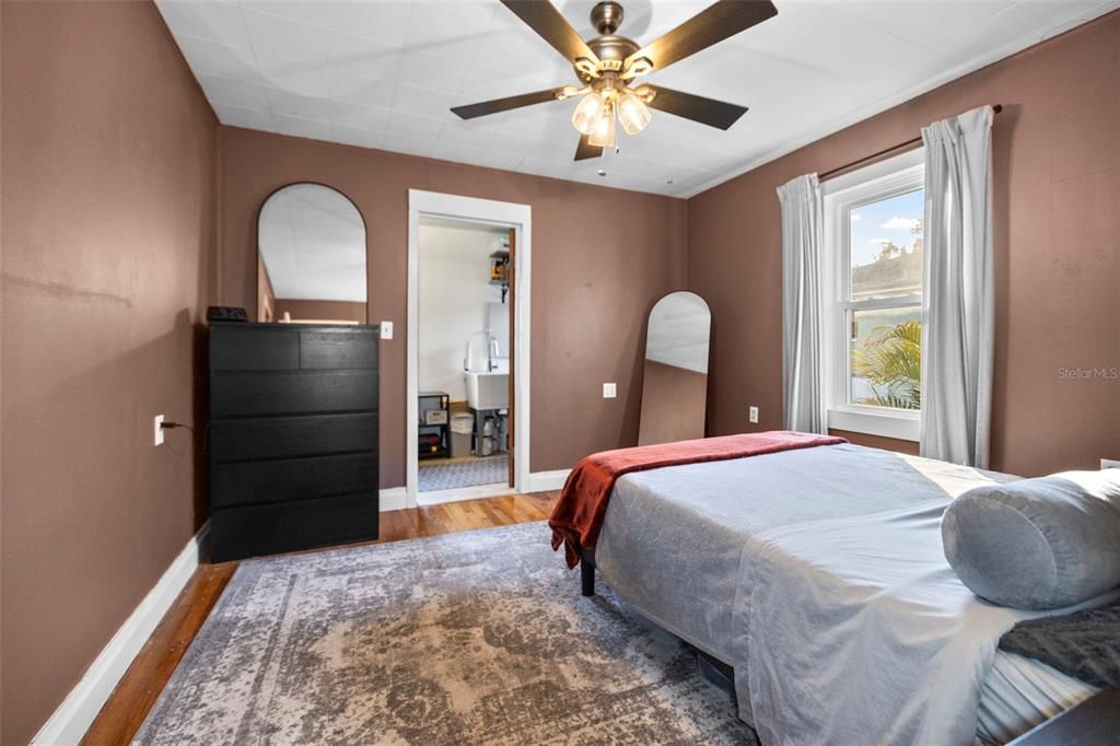 For Sale: $399,000 (2 beds, 1 baths, 1032 Square Feet)