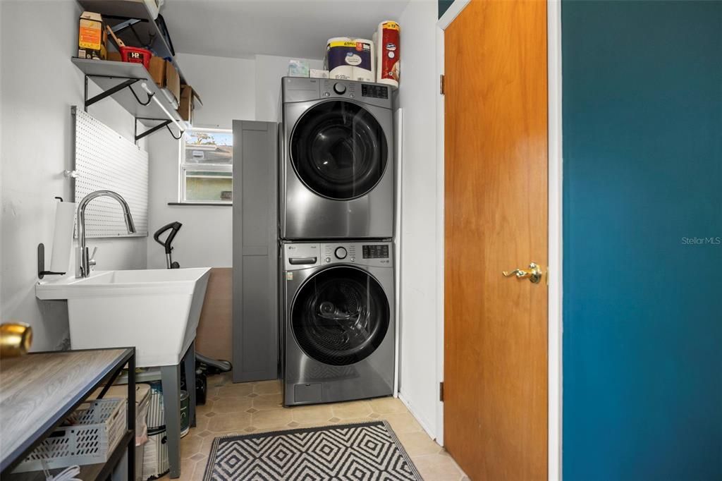 For Sale: $399,000 (2 beds, 1 baths, 1032 Square Feet)