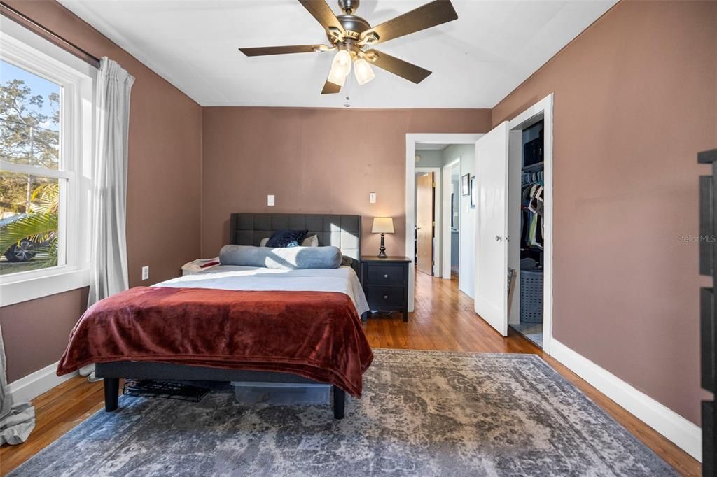 For Sale: $399,000 (2 beds, 1 baths, 1032 Square Feet)