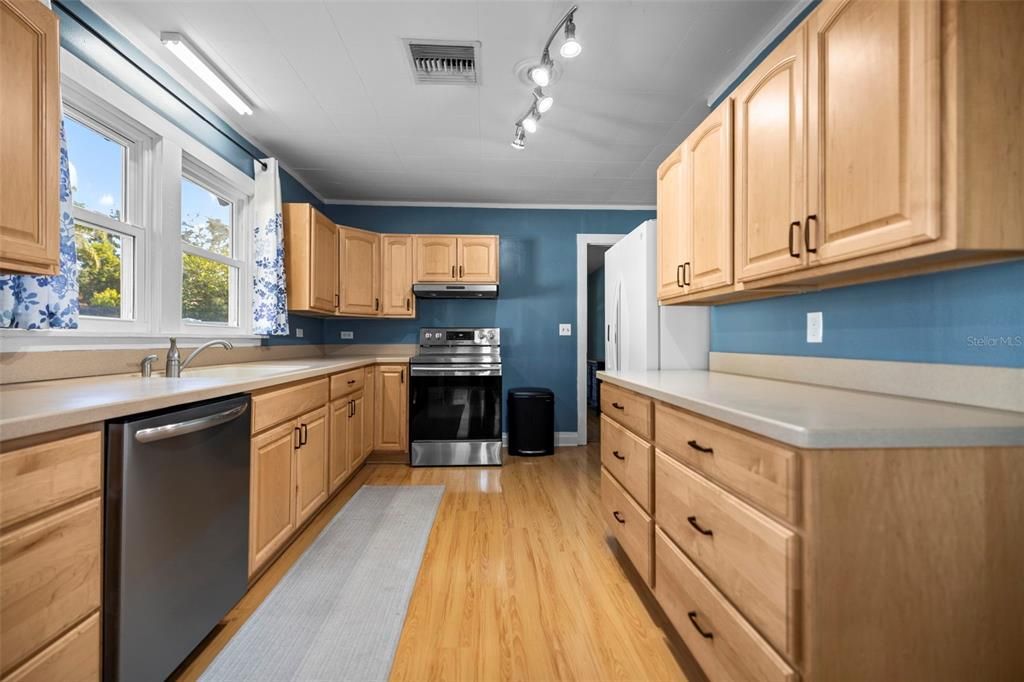 For Sale: $399,000 (2 beds, 1 baths, 1032 Square Feet)