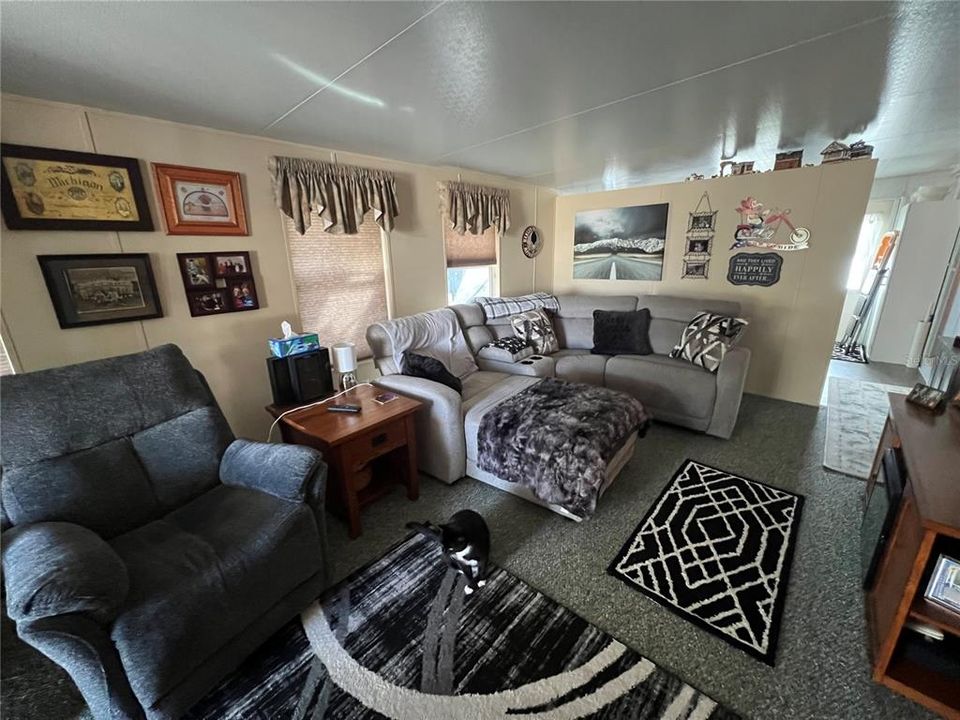 For Sale: $125,500 (2 beds, 1 baths, 768 Square Feet)